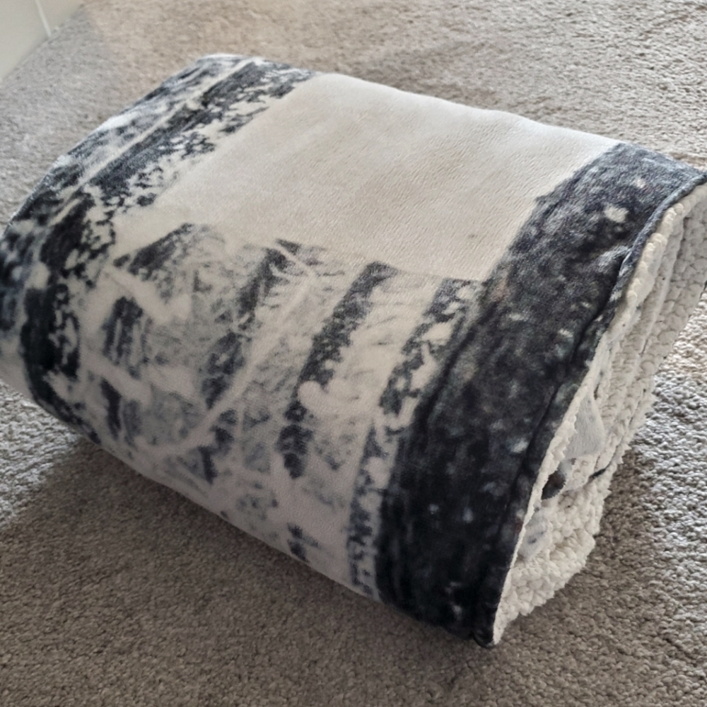 URBAN BARN-Cozy Gray and White Sherpa Throw Blanket